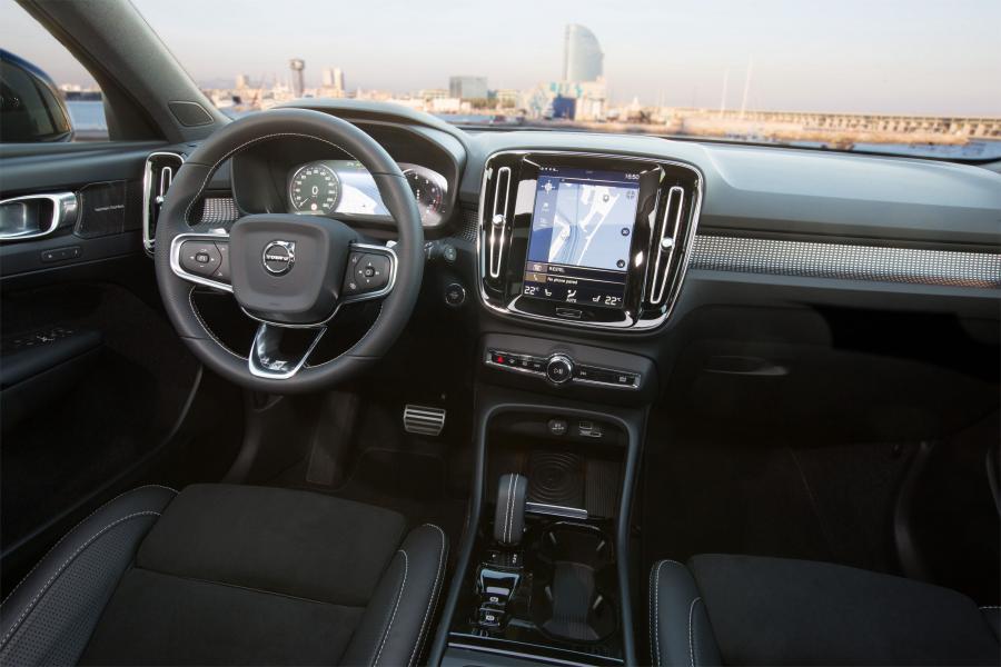 Торпедо Volvo XC40 T5 R-Design 2017 года  (WW) (фото 53 из 68)